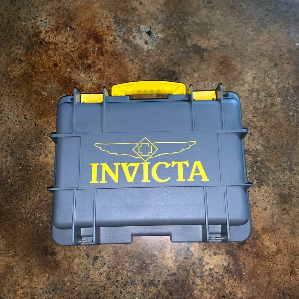 Invicta 8-slot watch case